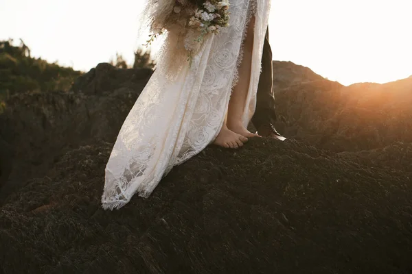 Bela Noiva Vestido Branco Com Buquê Flores — Fotografia de Stock