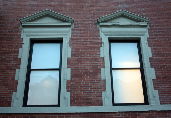Stará Cihlová Zeď Oknem — Stock fotografie