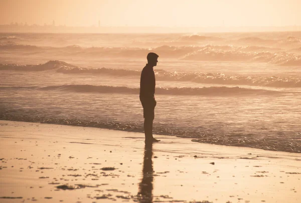 Силуэт Человека Пляже — стоковое фото
