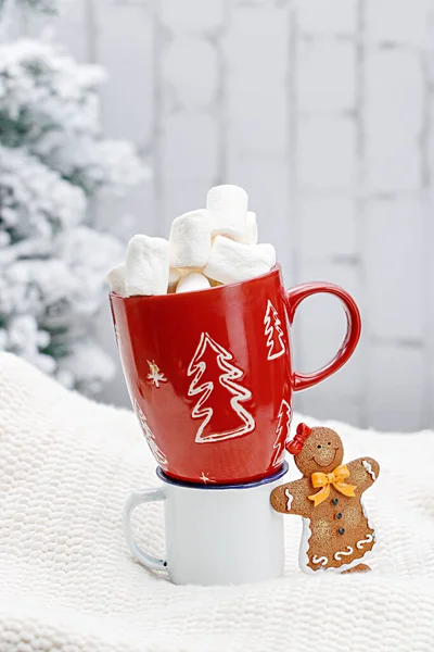 Tasse Heißen Tee Mit Marshmallows Und Weihnachtsdekoration Auf Holzgrund — Stockfoto