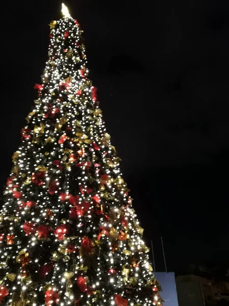 Weihnachtsbaum Mit Lichtern Und Kugeln — Stockfoto