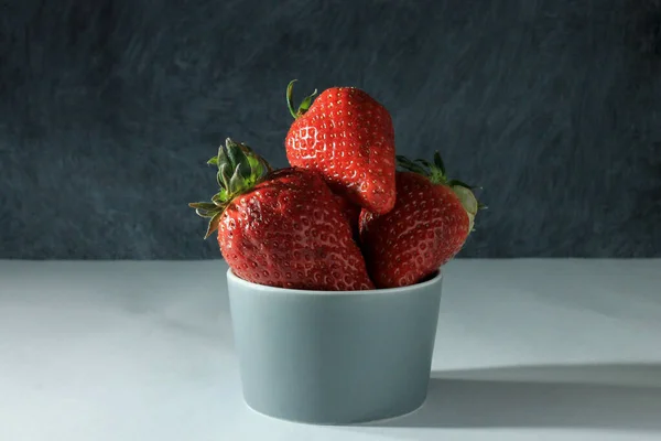 Frische Erdbeeren Einer Schüssel Auf Grauem Hintergrund — Stockfoto