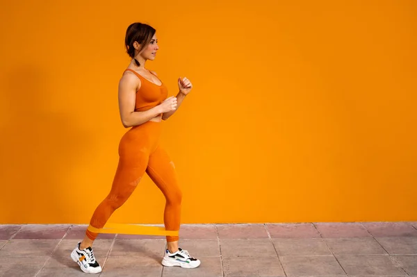 フィットネス スポーツ 健康的なライフスタイルと人々の概念若い女性のスポーツウェアの色の背景 — ストック写真