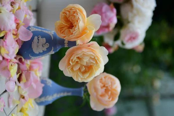 Vazoda Güzel Bir Buket Çiçek — Stok fotoğraf