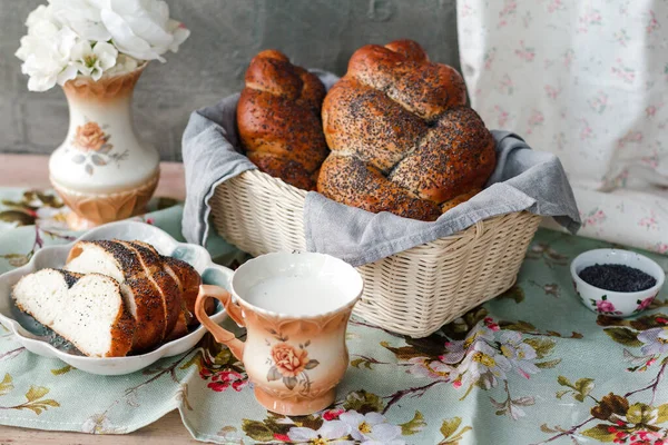 Frühstück Mit Einer Tasse Kaffee Und Brötchen Auf Einem Holztisch — Stockfoto