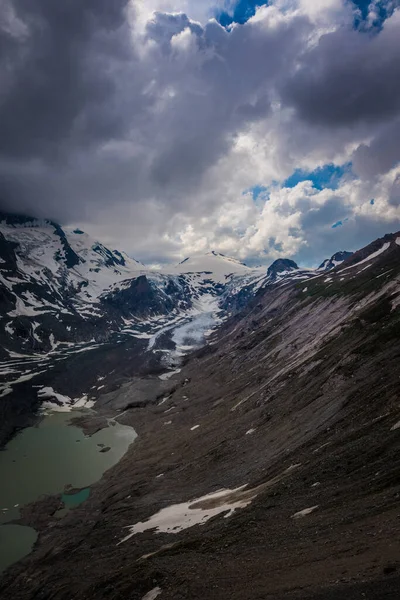 Bela Paisagem Com Montanhas Nuvens — Fotografia de Stock