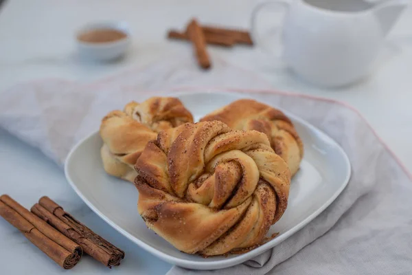 Bollos Canela Caseros Con Pasas Nueces Plato Blanco —  Fotos de Stock