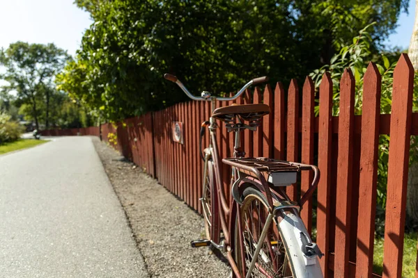 停在公园里的自行车 — 图库照片