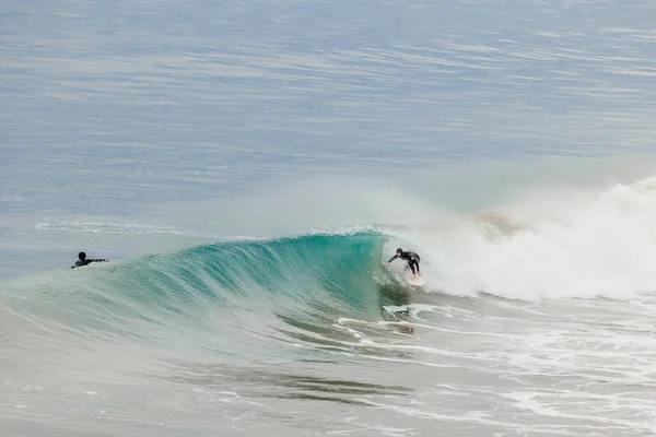 Surfer Surfing Στην Παραλία — Φωτογραφία Αρχείου