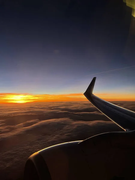 空を飛ぶ飛行機の翼 — ストック写真