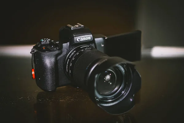 Kamera Lensi Bir Tripoda — Stok fotoğraf