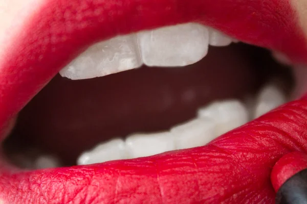 Primo Piano Labbra Femminili Con Rossetto Rosso Sfondo Bianco — Foto Stock