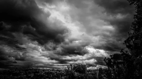 Черно Белые Облака Небе — стоковое фото