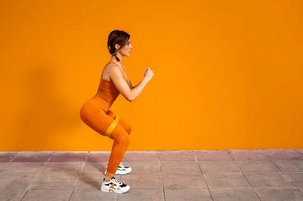 フィットネス スポーツ 健康的なライフスタイルと人々の概念若い女性のスポーツウェアの色の背景 — ストック写真
