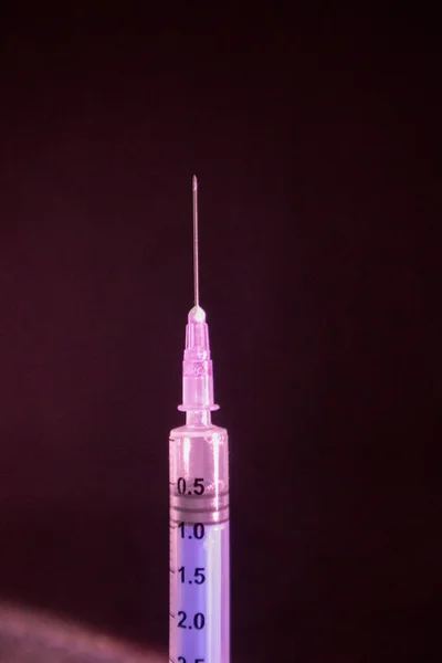 Syringe Met Een Naald Een Zwarte Achtergrond — Stockfoto