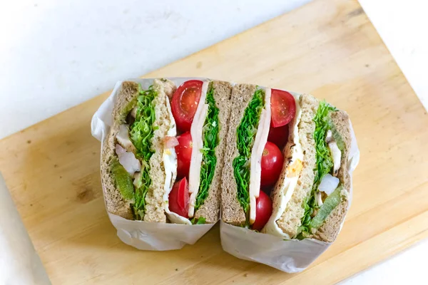 Tavuklu Domatesli Marullu Domatesli Soğanlı Peynirli Salatalı Sandviç — Stok fotoğraf