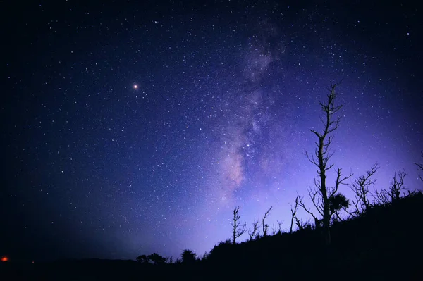 夜空に浮かぶ天の川銀河は — ストック写真