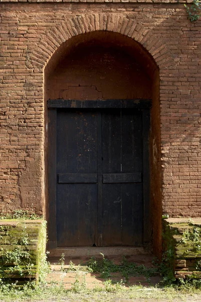 市内の古い木製のドア — ストック写真