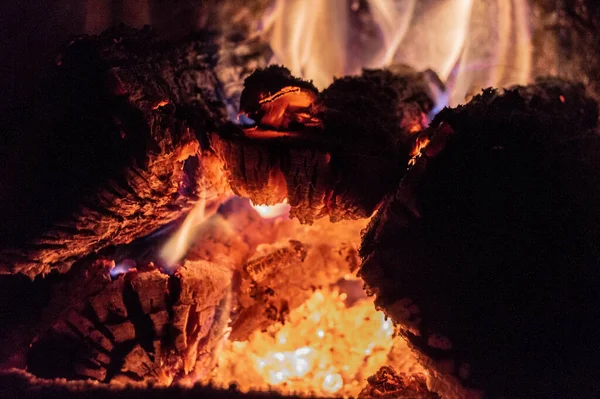 Vuur Vlammen Een Houten Achtergrond — Stockfoto