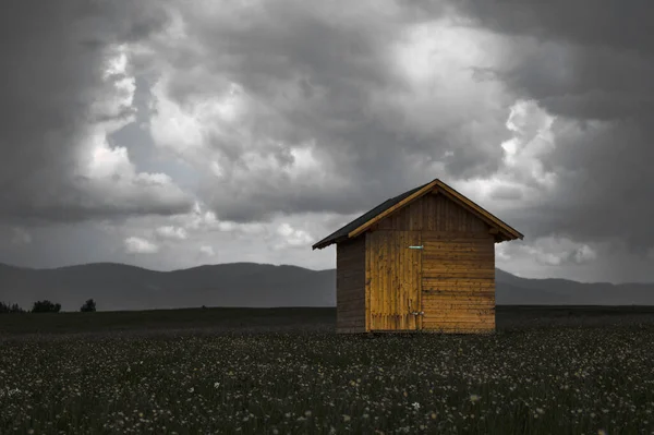 Μικρό Ξύλινο Σπίτι Στο Χωράφι — Φωτογραφία Αρχείου
