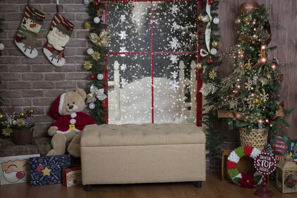 部屋の裏にプレゼントや暖炉のあるクリスマスツリー — ストック写真