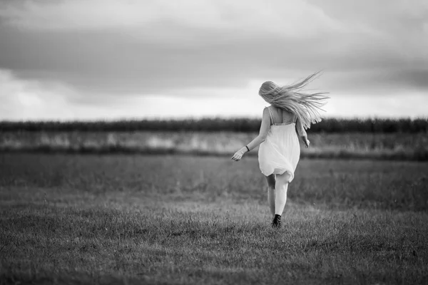 Молодая Женщина Белом Платье Мешком Пшеницы — стоковое фото