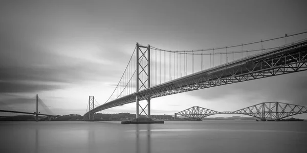 Ασπρόμαυρη Εικόνα Της Γέφυρας Πάνω Από Τον Ποταμό — Φωτογραφία Αρχείου