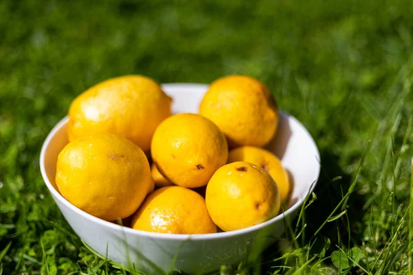 Frische Reife Gelbe Zitronen Einem Korb Auf Grünem Hintergrund — Stockfoto