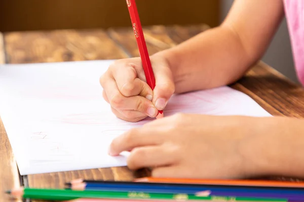 Kleines Mädchen Zeichnet Einen Bleistift Auf Ein Weißes Laken — Stockfoto