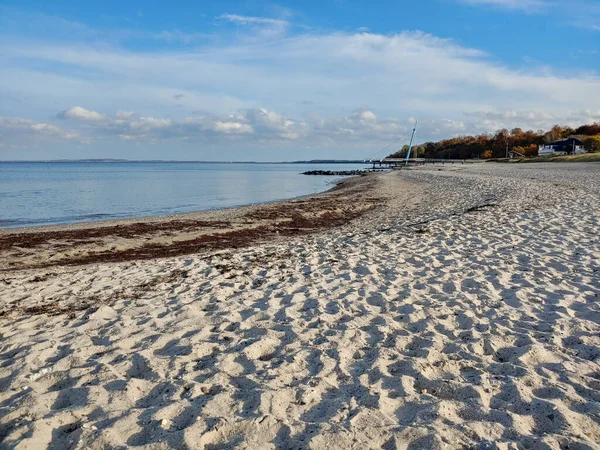 Vacker Strand Med Hav Och Blå Himmel — Stockfoto