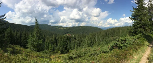 Красивый Пейзаж Горами Голубым Небом — стоковое фото