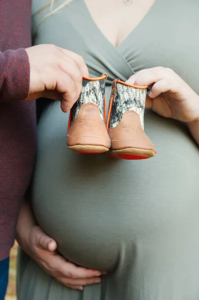 Těhotné Ženy Dětskou Obuví — Stock fotografie