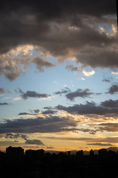 Piękny Zachód Słońca Nad Miastem — Zdjęcie stockowe
