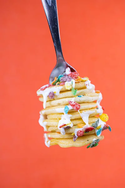 Pfannkuchen Mit Schokolade Und Honig Auf Einem Teller — Stockfoto