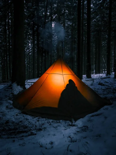Человек Палатке Рюкзаком Красной Курткой Лесу — стоковое фото