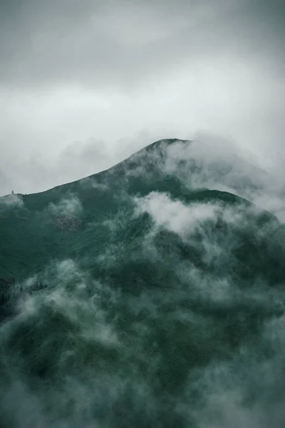 Красивий Вид Туманний Гірський Пейзаж — стокове фото