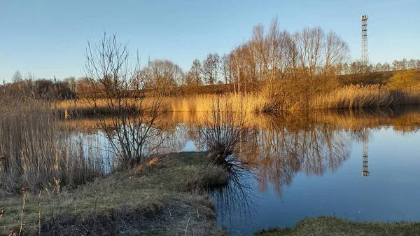 Красивий Краєвид Річкою Озером Задньому Плані — стокове фото