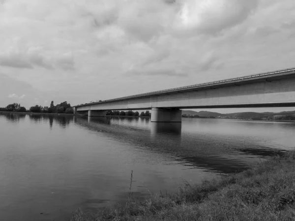 Most Przez Rzekę — Zdjęcie stockowe