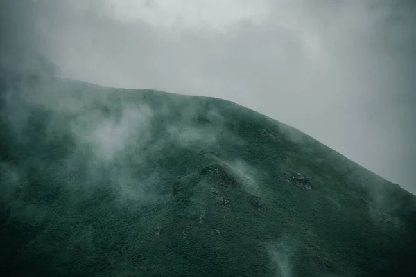 Όμορφη Θέα Ομιχλώδες Ορεινό Τοπίο — Φωτογραφία Αρχείου
