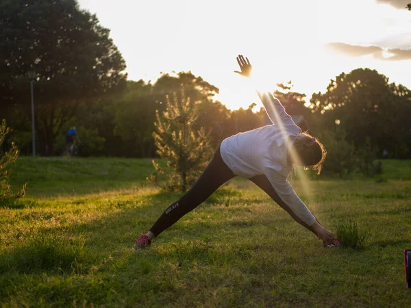 Молода Жінка Займається Вправами Йоги Парку — стокове фото