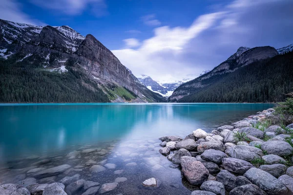 Beau Lac Dans Les Montagnes — Photo