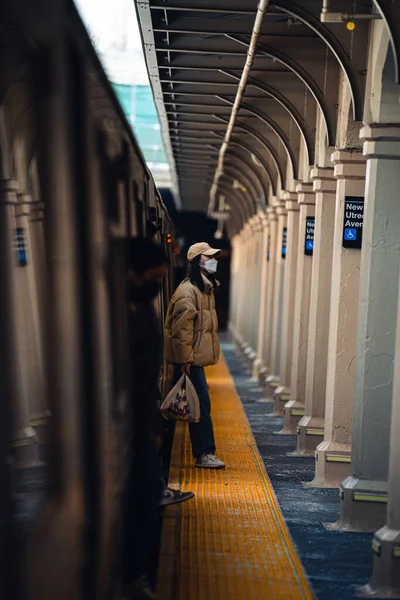 年轻女子背着背包走在城市地铁里 — 图库照片