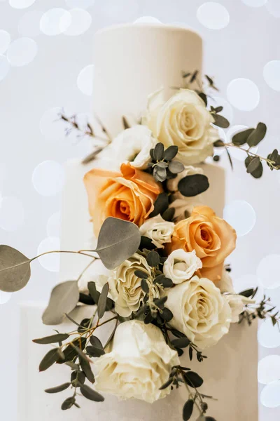 漂亮的结婚花束和玫瑰 — 图库照片