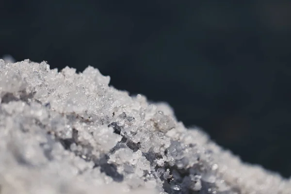 Закрыть Замерзший Белый Снег — стоковое фото