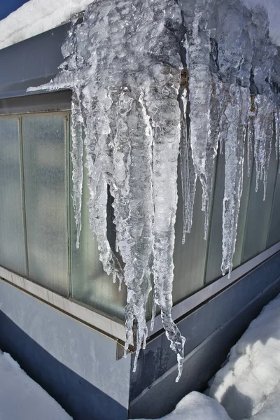 屋顶上的冰柱 — 图库照片