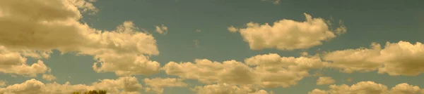 Schöner Himmel Mit Wolken Und Sonne — Stockfoto