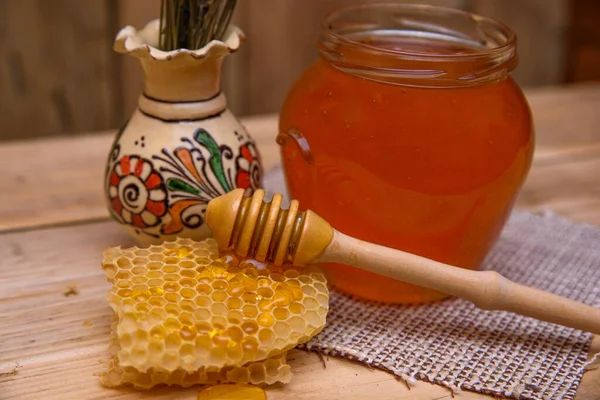 Méz Méhsejt Fából Készült Háttérrel — Stock Fotó