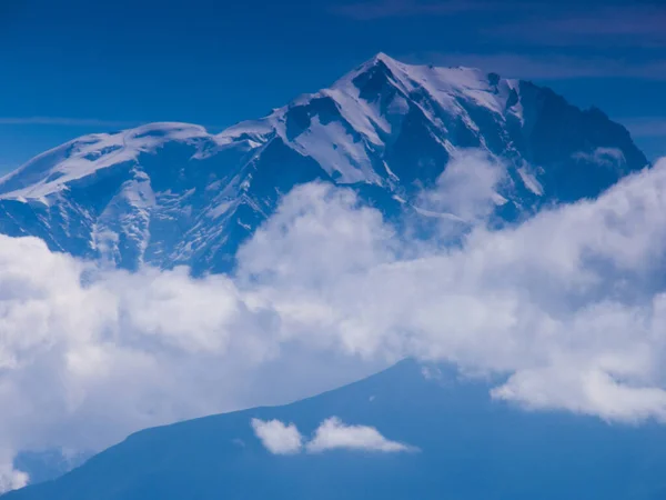 美丽的山景 云彩蓝天 — 图库照片