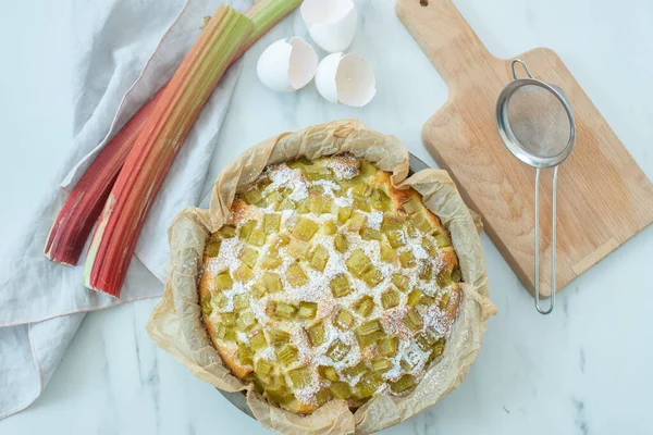 Torta Maçã Caseira Com Frutas Frescas Bagas Fundo Madeira Branca — Fotografia de Stock