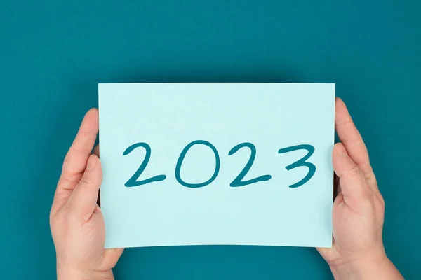 Ano Novo 2023 Conceito Mão Segurando Papel Com Mensagem Texto — Fotografia de Stock